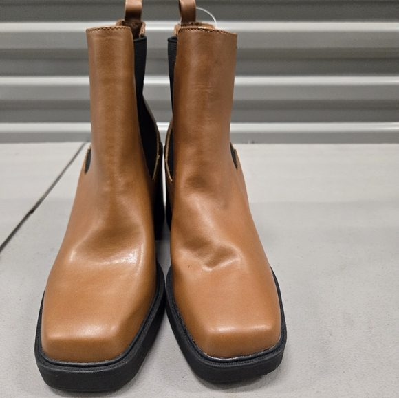 MIA Dru Leather Block Heel Chelsea Boots - Picture 5 of 5